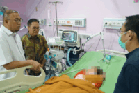 Wakil Ketua Komisi VI DPR RI Andre Rosiade mendatangi ruang PICU RSUP M Djamil Padang, Jumat (8/5/2026) malam, menjenguk balita korban KDRT oleh ayah tiri. Foto: Dok. Istimewa