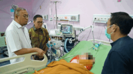 Wakil Ketua Komisi VI DPR RI Andre Rosiade mendatangi ruang PICU RSUP M Djamil Padang, Jumat (8/5/2026) malam, menjenguk balita korban KDRT oleh ayah tiri. Foto: Dok. Istimewa