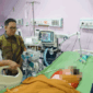 Wakil Ketua Komisi VI DPR RI Andre Rosiade mendatangi ruang PICU RSUP M Djamil Padang, Jumat (8/5/2026) malam, menjenguk balita korban KDRT oleh ayah tiri. Foto: Dok. Istimewa
