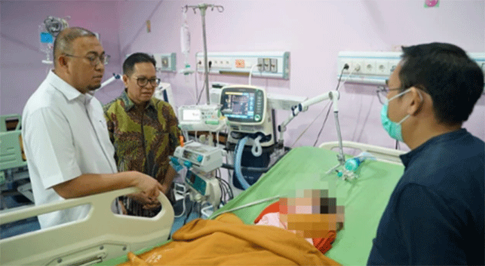 Wakil Ketua Komisi VI DPR RI Andre Rosiade mendatangi ruang PICU RSUP M Djamil Padang, Jumat (8/5/2026) malam, menjenguk balita korban KDRT oleh ayah tiri. Foto: Dok. Istimewa