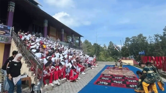 Sebanyak 300 siswa SMAN 6 Kerinci melukis massal di Museum Kerinci guna menumbuhkan kecintaan terhadap budaya dan sejarah daerah.Kegiatan ini digelar Sabtu (9/5/2026). 