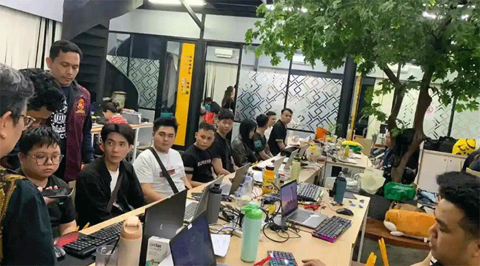 Bareskrim Polri mengungkap praktik perjudian online jaringan internasional di wilayah Jakarta Barat dan mengamankan total 321 WNA dari berbagai negara saat tengah menjalankan aktivitas perjudian online, Minggu (10/5). 