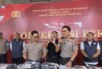 Ditresnarkoba Polda Jambi menangkap empat pengedar jaringan Riau-Jambi dan menyita hampir 20 kilogram sabu serta lebih dari 20 ribu butir ekstasi di Muaro Jambi. Empat pengedar narkoba jaringan Riau-Jambi ditangkap.