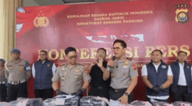 Ditresnarkoba Polda Jambi menangkap empat pengedar jaringan Riau-Jambi dan menyita hampir 20 kilogram sabu serta lebih dari 20 ribu butir ekstasi di Muaro Jambi. Empat pengedar narkoba jaringan Riau-Jambi ditangkap.