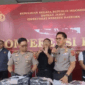 Ditresnarkoba Polda Jambi menangkap empat pengedar jaringan Riau-Jambi dan menyita hampir 20 kilogram sabu serta lebih dari 20 ribu butir ekstasi di Muaro Jambi. Empat pengedar narkoba jaringan Riau-Jambi ditangkap.
