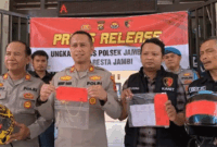 Kapolsek Jambi Timur, AKP Deddy Gaos memberikan keterangan, Selasa (12/5/2026).Dua pria di Kota Jambi ditangkap polisi setelah diduga menipu korban dengan modus menemukan emas palsu dan meminta uang. 


Artikel ini telah tayang di TribunJambi.com dengan judul Breaking News Emas Palsu Jadi Modus Penipuan, Pelaku Imingi Korban dengan Bagi Hasil, https://jambi.tribunnews.com/makalam/1195882/breaking-news-emas-palsu-jadi-modus-penipuan-pelaku-imingi-korban-dengan-bagi-hasil.
Penulis: Srituti Apriliani Putri | Editor: Heri Prihartono
