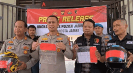 Kapolsek Jambi Timur, AKP Deddy Gaos memberikan keterangan, Selasa (12/5/2026).Dua pria di Kota Jambi ditangkap polisi setelah diduga menipu korban dengan modus menemukan emas palsu dan meminta uang. 


Artikel ini telah tayang di TribunJambi.com dengan judul Breaking News Emas Palsu Jadi Modus Penipuan, Pelaku Imingi Korban dengan Bagi Hasil, https://jambi.tribunnews.com/makalam/1195882/breaking-news-emas-palsu-jadi-modus-penipuan-pelaku-imingi-korban-dengan-bagi-hasil.
Penulis: Srituti Apriliani Putri | Editor: Heri Prihartono