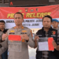 Kapolsek Jambi Timur, AKP Deddy Gaos memberikan keterangan, Selasa (12/5/2026).Dua pria di Kota Jambi ditangkap polisi setelah diduga menipu korban dengan modus menemukan emas palsu dan meminta uang. 


Artikel ini telah tayang di TribunJambi.com dengan judul Breaking News Emas Palsu Jadi Modus Penipuan, Pelaku Imingi Korban dengan Bagi Hasil, https://jambi.tribunnews.com/makalam/1195882/breaking-news-emas-palsu-jadi-modus-penipuan-pelaku-imingi-korban-dengan-bagi-hasil.
Penulis: Srituti Apriliani Putri | Editor: Heri Prihartono