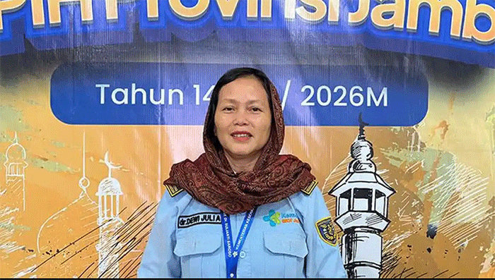 Plt Kepala Balai Karantina Kesehatan (BKK) Kelas II Provinsi Jambi, Dr. Dewi Julia. Balai Karantina Kesehatan Jambi menyatakan dua jemaah haji asal Kerinci dan Merangin tidak layak terbang karena kondisi kesehatan, sementara 442 jemaah lainnya diberangkatkan ke Tanah Suci. 