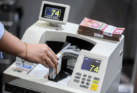 Petugas menghitung uang pecahan dolar AS di Bank Mandiri, Jakarta, Jumat (11/10/2024). Foto: ANTARA FOTO/Rivan Awal Lingga