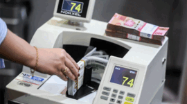 Petugas menghitung uang pecahan dolar AS di Bank Mandiri, Jakarta, Jumat (11/10/2024). Foto: ANTARA FOTO/Rivan Awal Lingga