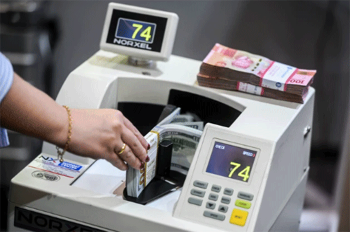 Petugas menghitung uang pecahan dolar AS di Bank Mandiri, Jakarta, Jumat (11/10/2024). Foto: ANTARA FOTO/Rivan Awal Lingga
