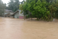 Sejumlah wilayah di Kabupaten Bungo, Jambi banjir dan longsor pada Rabu (13/5/2026). 2 rumah di Kecamatan Tanah Sepenggal tertimpa longsor, ibu dan 2 anaknya dalam pencarian 