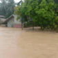 Sejumlah wilayah di Kabupaten Bungo, Jambi banjir dan longsor pada Rabu (13/5/2026). 2 rumah di Kecamatan Tanah Sepenggal tertimpa longsor, ibu dan 2 anaknya dalam pencarian 