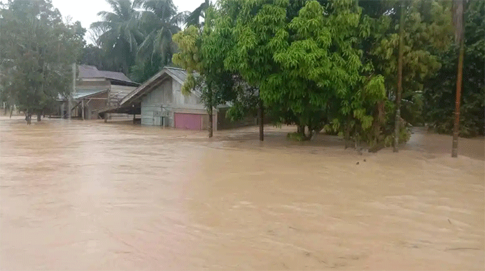 Sejumlah wilayah di Kabupaten Bungo, Jambi banjir dan longsor pada Rabu (13/5/2026). 2 rumah di Kecamatan Tanah Sepenggal tertimpa longsor, ibu dan 2 anaknya dalam pencarian 