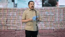 Jaksa Agung ST Burhanuddin memberikan sambutan saat menghadiri Penyerahan Denda Administratif dan Lahan Kawasan Hutan di Kejagung, Jakarta, Rabu (13/5/2026).
 Foto: Jamal Ramadhan/kumparan