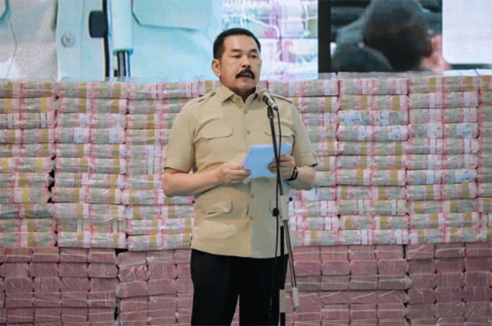 Jaksa Agung ST Burhanuddin memberikan sambutan saat menghadiri Penyerahan Denda Administratif dan Lahan Kawasan Hutan di Kejagung, Jakarta, Rabu (13/5/2026).
 Foto: Jamal Ramadhan/kumparan