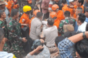 Basarnas dan BPBD Kabupaten Bungo melakukan evakuasi korban longsor di Kelurahan Empelu, Kecamatan Tanah Sepenggal, Kabupaten Bungo pada Rabu (13/5/2026). Ibu dan 2 anaknya tertimbun longsor. Ibu ditemukan selamat, sementara 2 anaknya ditemukan tak bernyawa 