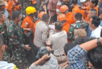 Basarnas dan BPBD Kabupaten Bungo melakukan evakuasi korban longsor di Kelurahan Empelu, Kecamatan Tanah Sepenggal, Kabupaten Bungo pada Rabu (13/5/2026). Ibu dan 2 anaknya tertimbun longsor. Ibu ditemukan selamat, sementara 2 anaknya ditemukan tak bernyawa 