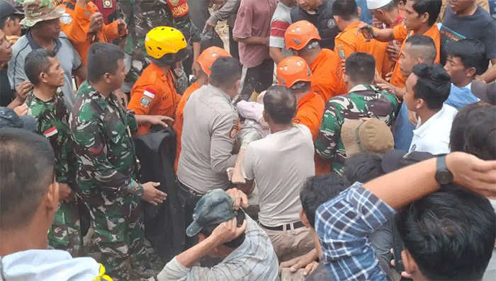 Basarnas dan BPBD Kabupaten Bungo melakukan evakuasi korban longsor di Kelurahan Empelu, Kecamatan Tanah Sepenggal, Kabupaten Bungo pada Rabu (13/5/2026). Ibu dan 2 anaknya tertimbun longsor. Ibu ditemukan selamat, sementara 2 anaknya ditemukan tak bernyawa 