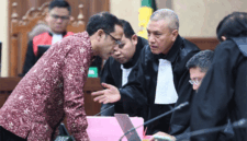 Terdakwa kasus dugaan korupsi pengadaan Chromebook dalam program digitalisasi pendidikan di Kemendikbudristek Nadiem Makarim erbincang dengan kuasa hukumnya saat sidang tuntutan di Pengadilan Tipikor, Jakarta, Rabu (13/5/2026). Foto: M Risyal Hidayat/ANTARA FOTO