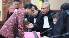 Terdakwa kasus dugaan korupsi pengadaan Chromebook dalam program digitalisasi pendidikan di Kemendikbudristek Nadiem Makarim erbincang dengan kuasa hukumnya saat sidang tuntutan di Pengadilan Tipikor, Jakarta, Rabu (13/5/2026). Foto: M Risyal Hidayat/ANTARA FOTO
