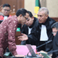 Terdakwa kasus dugaan korupsi pengadaan Chromebook dalam program digitalisasi pendidikan di Kemendikbudristek Nadiem Makarim erbincang dengan kuasa hukumnya saat sidang tuntutan di Pengadilan Tipikor, Jakarta, Rabu (13/5/2026). Foto: M Risyal Hidayat/ANTARA FOTO
