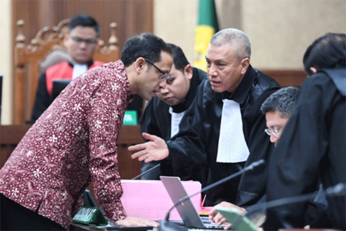 Terdakwa kasus dugaan korupsi pengadaan Chromebook dalam program digitalisasi pendidikan di Kemendikbudristek Nadiem Makarim erbincang dengan kuasa hukumnya saat sidang tuntutan di Pengadilan Tipikor, Jakarta, Rabu (13/5/2026). Foto: M Risyal Hidayat/ANTARA FOTO