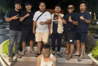 Seorang pria berinisial AP (40) ditangkap Tim Klewang Satreskrim Polresta Padang setelah diduga mencuri perhiasan emas dan uang tunai milik ibu kandungnya sendiri. Akibat kejadian itu, korban diperkirakan mengalami kerugian mencapai Rp23 juta. 