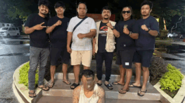 Seorang pria berinisial AP (40) ditangkap Tim Klewang Satreskrim Polresta Padang setelah diduga mencuri perhiasan emas dan uang tunai milik ibu kandungnya sendiri. Akibat kejadian itu, korban diperkirakan mengalami kerugian mencapai Rp23 juta. 
