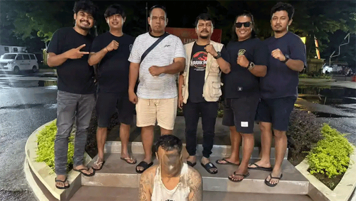 Seorang pria berinisial AP (40) ditangkap Tim Klewang Satreskrim Polresta Padang setelah diduga mencuri perhiasan emas dan uang tunai milik ibu kandungnya sendiri. Akibat kejadian itu, korban diperkirakan mengalami kerugian mencapai Rp23 juta. 