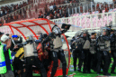 Polisi mengevakuasi wasit akibat terjadi kericuhan seusai pertandingan babak play-off Pegadaian Championship 2025-2026 atau Liga 2 antara Persipura Jayapura lawan Adhyaksa FC Banten di Stadion Lukas Enembe, Jayapura, Papua, Jumat (8/5/2026). Foto: Gusti Tanati/ANTARA FOTO
