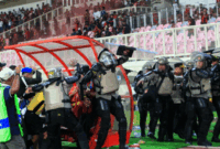 Polisi mengevakuasi wasit akibat terjadi kericuhan seusai pertandingan babak play-off Pegadaian Championship 2025-2026 atau Liga 2 antara Persipura Jayapura lawan Adhyaksa FC Banten di Stadion Lukas Enembe, Jayapura, Papua, Jumat (8/5/2026). Foto: Gusti Tanati/ANTARA FOTO