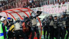 Polisi mengevakuasi wasit akibat terjadi kericuhan seusai pertandingan babak play-off Pegadaian Championship 2025-2026 atau Liga 2 antara Persipura Jayapura lawan Adhyaksa FC Banten di Stadion Lukas Enembe, Jayapura, Papua, Jumat (8/5/2026). Foto: Gusti Tanati/ANTARA FOTO
