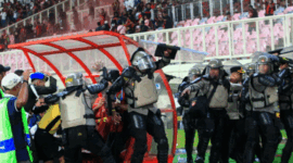 Polisi mengevakuasi wasit akibat terjadi kericuhan seusai pertandingan babak play-off Pegadaian Championship 2025-2026 atau Liga 2 antara Persipura Jayapura lawan Adhyaksa FC Banten di Stadion Lukas Enembe, Jayapura, Papua, Jumat (8/5/2026). Foto: Gusti Tanati/ANTARA FOTO