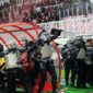 Polisi mengevakuasi wasit akibat terjadi kericuhan seusai pertandingan babak play-off Pegadaian Championship 2025-2026 atau Liga 2 antara Persipura Jayapura lawan Adhyaksa FC Banten di Stadion Lukas Enembe, Jayapura, Papua, Jumat (8/5/2026). Foto: Gusti Tanati/ANTARA FOTO