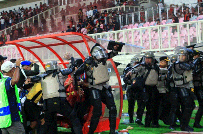 Polisi mengevakuasi wasit akibat terjadi kericuhan seusai pertandingan babak play-off Pegadaian Championship 2025-2026 atau Liga 2 antara Persipura Jayapura lawan Adhyaksa FC Banten di Stadion Lukas Enembe, Jayapura, Papua, Jumat (8/5/2026). Foto: Gusti Tanati/ANTARA FOTO