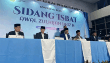 Menteri Agama Nasaruddin Umar (tengah) memberikan keterangan pers hasil Sidang Isbat Penetapan Awal Zulhijah 1447 Hijriah di Kementerian Haji dan Umrah, Jakarta, Minggu (17/5/2026). Foto: Jeni Ritanti/kumparan