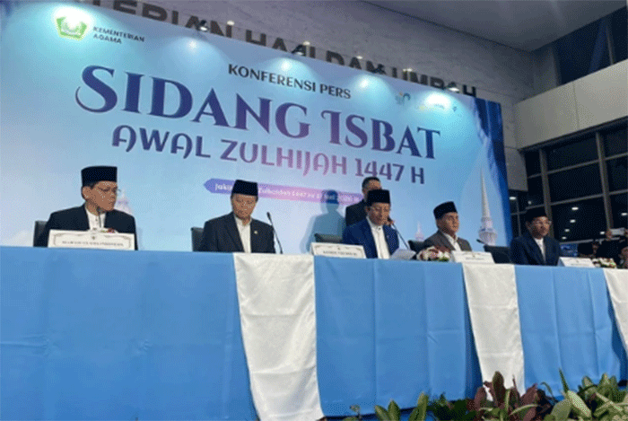 Menteri Agama Nasaruddin Umar (tengah) memberikan keterangan pers hasil Sidang Isbat Penetapan Awal Zulhijah 1447 Hijriah di Kementerian Haji dan Umrah, Jakarta, Minggu (17/5/2026). Foto: Jeni Ritanti/kumparan