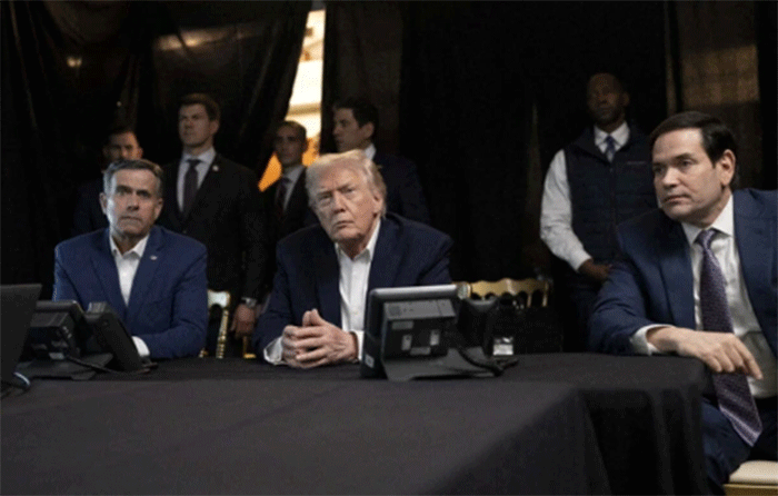 Presiden Donald Trump diapit Direktur CIA John Ratcliffe dan Menlu Marco Rubio, saat meninjau operasi militer AS di Venezuela, dari kediamannya di Mar-a-Lago, Florida, Sabtu (3/1). Foto: @realDonaldTrump via reuters