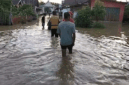 Curah hujan tinggi dalam beberapa pekan terakhir menyebabkan banjir dan tanah longsor di Kabupaten Bungo, dengan warga terdampak berharap bantuan air bersih, makanan, dan perbaikan drainase. 
