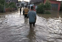 Curah hujan tinggi dalam beberapa pekan terakhir menyebabkan banjir dan tanah longsor di Kabupaten Bungo, dengan warga terdampak berharap bantuan air bersih, makanan, dan perbaikan drainase. 
