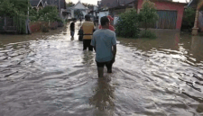 Curah hujan tinggi dalam beberapa pekan terakhir menyebabkan banjir dan tanah longsor di Kabupaten Bungo, dengan warga terdampak berharap bantuan air bersih, makanan, dan perbaikan drainase. 
