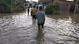 Curah hujan tinggi dalam beberapa pekan terakhir menyebabkan banjir dan tanah longsor di Kabupaten Bungo, dengan warga terdampak berharap bantuan air bersih, makanan, dan perbaikan drainase. 
