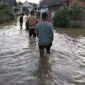 Curah hujan tinggi dalam beberapa pekan terakhir menyebabkan banjir dan tanah longsor di Kabupaten Bungo, dengan warga terdampak berharap bantuan air bersih, makanan, dan perbaikan drainase. 
