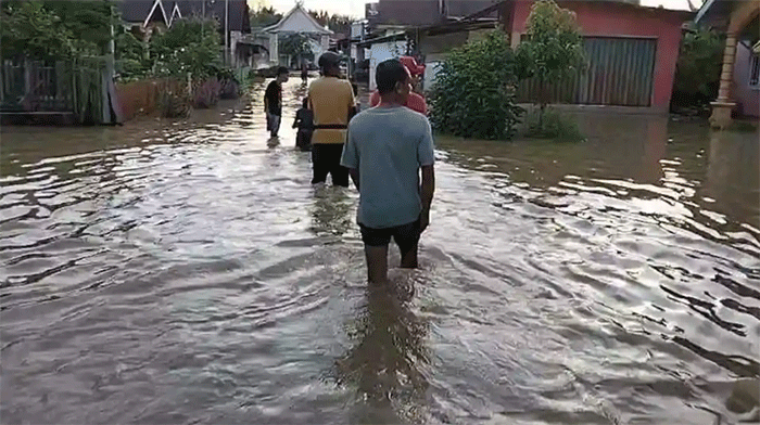 Curah hujan tinggi dalam beberapa pekan terakhir menyebabkan banjir dan tanah longsor di Kabupaten Bungo, dengan warga terdampak berharap bantuan air bersih, makanan, dan perbaikan drainase. 
