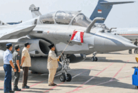 Presiden Prabowo Subianto (kanan) menarik bendera Merah Putih saat serah terima alat utama sistem persenjataan (alutsista) dari Pemerintah kepada TNI di Lanud Halim Perdanakusuma, Jakarta, Senin (18/5/2026). Foto: Galih Pradipta/ANTARA FOTO