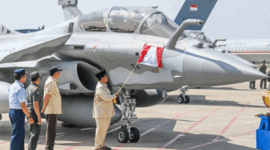 Presiden Prabowo Subianto (kanan) menarik bendera Merah Putih saat serah terima alat utama sistem persenjataan (alutsista) dari Pemerintah kepada TNI di Lanud Halim Perdanakusuma, Jakarta, Senin (18/5/2026). Foto: Galih Pradipta/ANTARA FOTO