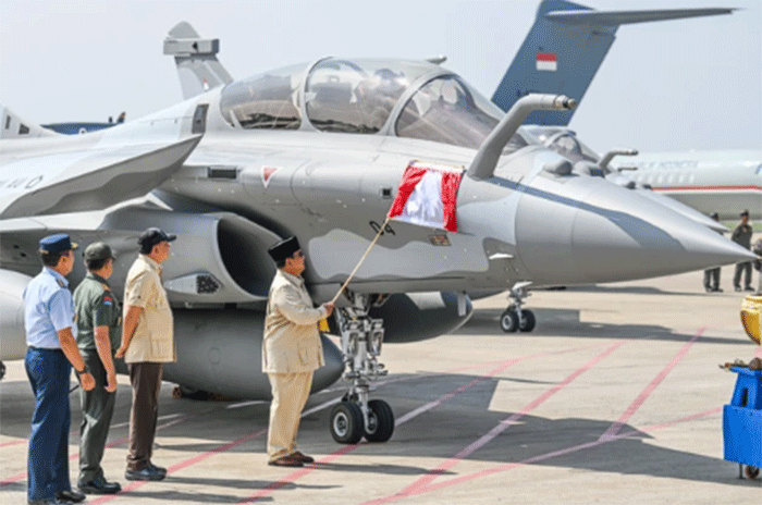 Presiden Prabowo Subianto (kanan) menarik bendera Merah Putih saat serah terima alat utama sistem persenjataan (alutsista) dari Pemerintah kepada TNI di Lanud Halim Perdanakusuma, Jakarta, Senin (18/5/2026). Foto: Galih Pradipta/ANTARA FOTO