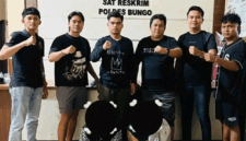 Dua pria ditangkap setelah melakukan perampokan terhadap seorang nenek berusia 63 tahun di travel Bungo menuju Merangin, Senin (18/5/2026). 